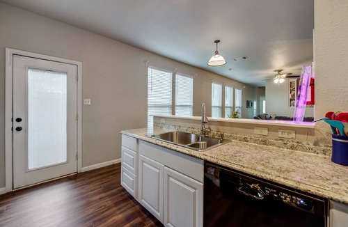 Como House | Spacious & Comfortable 3 Bedroom Home with Garage