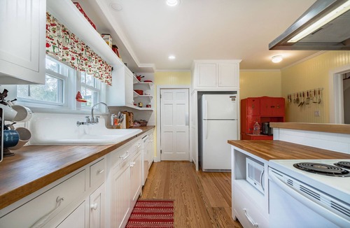 Lockhart House | Spacious Historic Home Near Downtown Lockhart