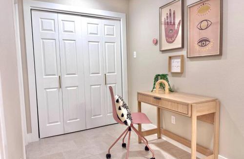 Barker House | Spacious Katy Home, Firepit Backyard, Sleeps 10 - GN