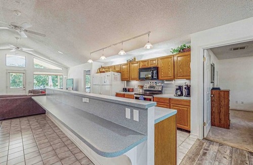 Kingsland House | Spacious Lakefront Home With Water Views, Wifi & Private Washer/dryer