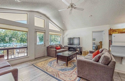 Kingsland House | Spacious Lakefront Home With Water Views, Wifi & Private Washer/dryer