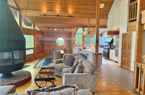 Harrison House | Spacious Lakeside Four-bedroom Home on pristine Crystal Lake in Harrison, Maine