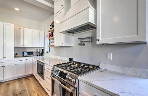 East Bayside House | Spacious Portland Home: Walk Downtown!
