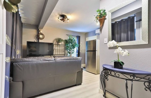 Central Arlington House | Spacious Studio Loft w/Full Kitchen, Deck & Fire Pit—Ideal for Families