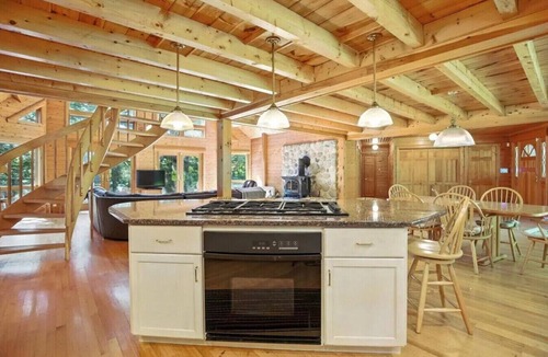 Wayne House | Spacious Waterfront Log Home on Huge Lake in Private Cove: Host Weddings