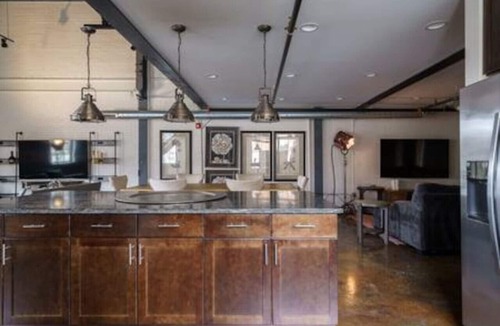 Italian Village Apartment | Spacious Wonderbread Loft