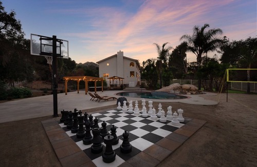 Mesa Rock House | Spanish Casita With Game Room/Putting Green/ Beach VolleyBall/Pool Slide/Hottub!