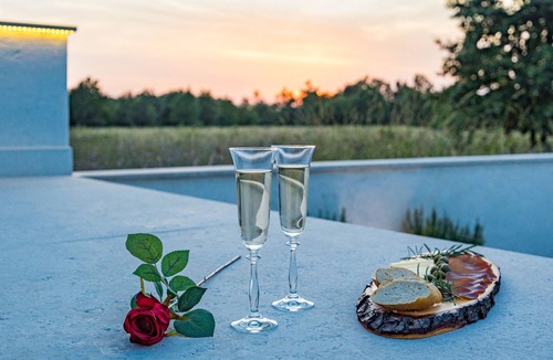 Kaldanija Apartment | SPECIAL OFFER!* Luxury New Apartment *with pool, gym, bar&grill