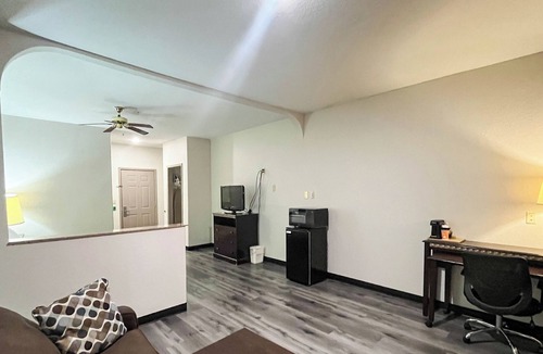 FM 1960 Hotel | Studio 6 Suites Houston, TX - Spring