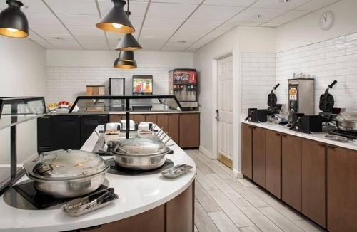 Shearer Hills - Ridgeview Apartment | Studio | Free Breakfast + Outdoor Pool and Hot Tub