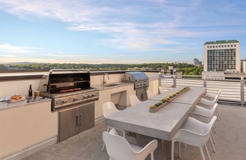 West End Condo | Studio unit/Austin - Full Kitchen, W/D, Rooftop Pool, & More!