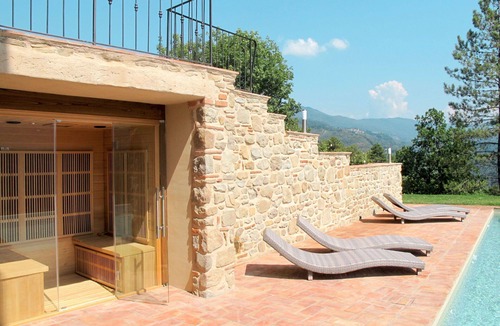 Pescia Villa | Stunning private villa for 10 people with WIFI, private pool, hot tub, TV, patio and pets allowed