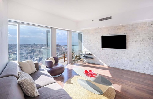 Neve Tzedek Apartment | Stylish 3BR Amazing Sea View W/Parking by HolyGuest