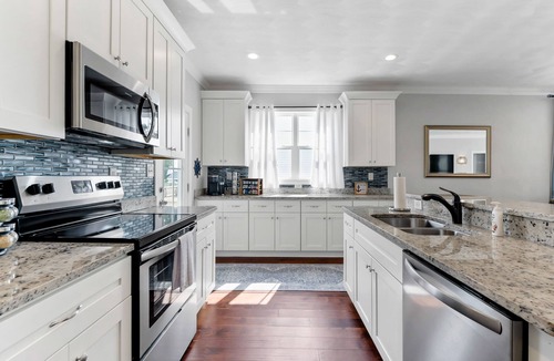 East Ocean View House | Stylish 5BR Beach Home Sleeps 10 Family Ready