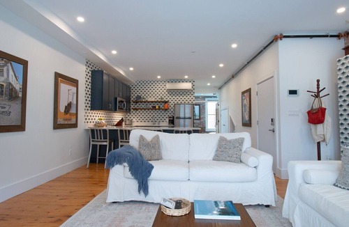 Downtown Portland Apartment | Stylish Brownstone Downtown Free St|Perfect Getaway for 2
