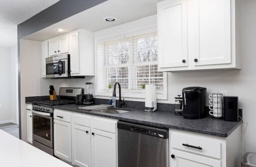 Urbancrest House | Stylish Sanctuary in Grove City