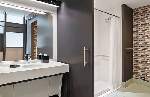 Portland Hotel | Stylish Stay | Savor Seafood & Explore Portland’s History!