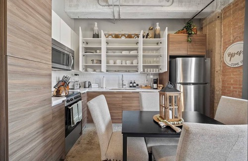 Downtown Dallas Apartment | Stylish Vintage Loft with Valet Parking,Pool & Gym