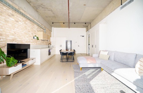Phillip Apartment | Sunlit 1BR Retreat, Shops and Cafés at Doorstep