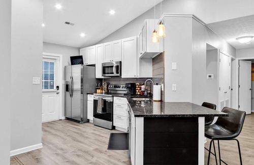Columbus House | Sweet Retreat in NW Columbus- Perfect for your Labor Day Getaway!