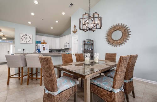 Sunset Island Condo | Tastefully decorated for a relaxing vacation! Waterfront, FREE Linen/Towel pkg