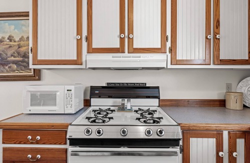 Fredericksburg Bed & Breakfast | Texas Wine - Close to Luckenbach & Bar On Site