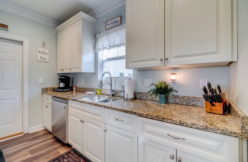 East Ocean View House | The Anchor ⭐️ 4BR Beach House w Balcony & King Bed