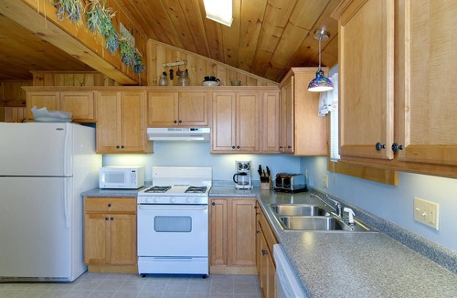 Camp Ellis House | The Boathouse Cottage is a beachfront family retreat
