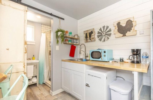 Johnson City House | The Container Retreat @ 290 Wine Trail #3