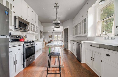Fredericksburg House | The Farmhouse: Modern Retreat in Fredericksburg