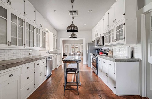 Fredericksburg House | The Farmhouse: Modern Retreat in Fredericksburg