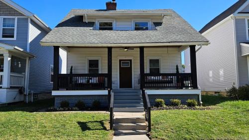 Weinland Park House | The Funky Fun Haus - Pickleball, Hot Tub, Arcade