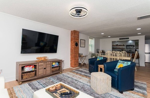 Berlin House | "The Hive"-Downtown Berlin, 4 BR, Sleeps 8, 2 Bath