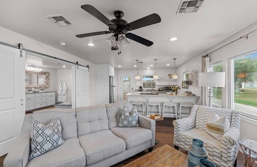 Fredericksburg House | The Judy: Romantic Wine Trail Haven with Hot Tub