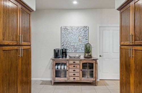 Fredericksburg House | The Live Oak Haus (Sleeps 19) - 6 Bed | 6 Bath | Pool + Hot Tub + Fire Pit