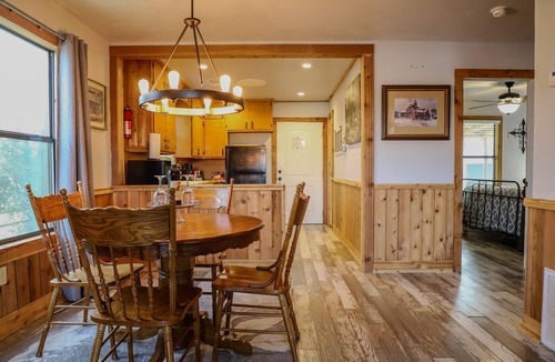 Fredericksburg House | 'The Loft'- 2 blocks from Main St+ Fire Pit!
