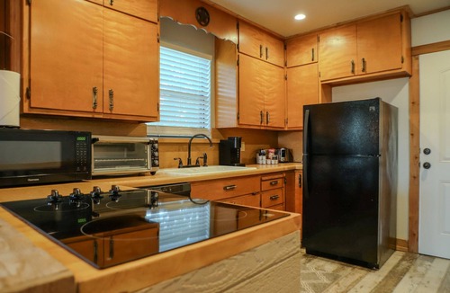 Fredericksburg House | 'The Loft'- 2 blocks from Main St+ Fire Pit!