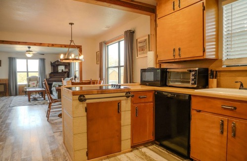 Fredericksburg House | 'The Loft'- 2 blocks from Main St+ Fire Pit!
