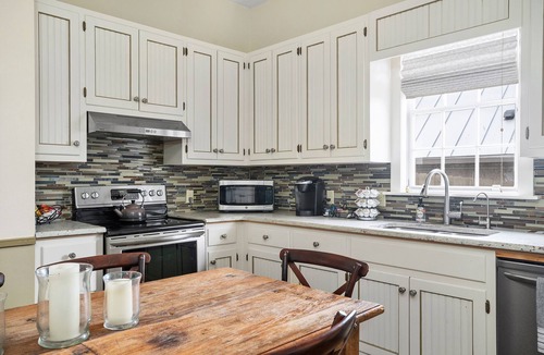 Fredericksburg House | The Oaks On Main | Convenient to Main St.