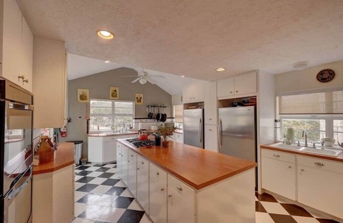 Ingram House | The River Oaks Lodge Main House, 7 BR, 7.5 BA, River Access