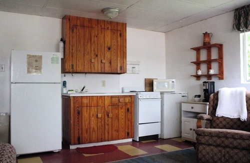 Kingsland Cabin | The River: Pet-Friendly Lakefront Pool Fast WiFi