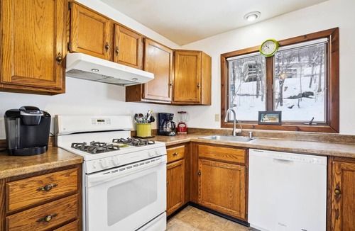 Killington House | Three bedroom Private home with Beautiful Views & Short Walk to the Home Stretch Trail! Frosty