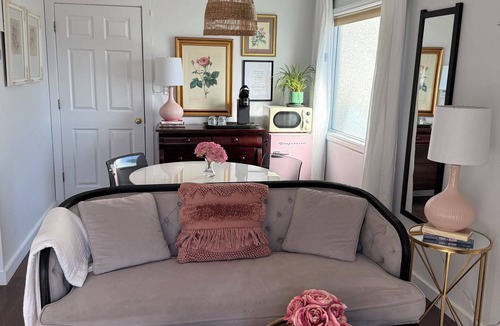 Weatherford Cottage | Top of the Hill-Cozy 1 bed/1 bath cottage, less than one mile to downtown.