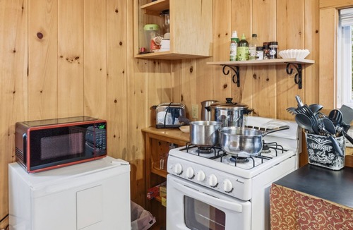 Otter Creek Cabin | Trailside Cabin with Screened Sunroom, AC & Pets