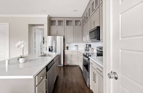 West Dallas House | Trinity Groves Retreat Large Modern 5 BR Home