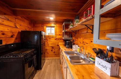 Northeast Somerset Cabin | Twilight - Cabin 5 · Lawrence`s Lakeside Cabins | `Twilight` Waterfront