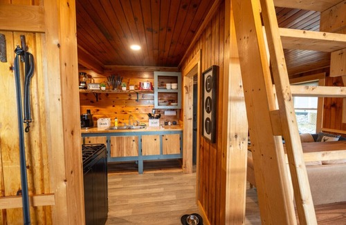 Northeast Somerset Cabin | Twilight - Cabin 5 · Lawrence`s Lakeside Cabins | `Twilight` Waterfront