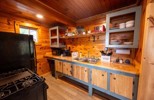 Northeast Somerset Cabin | Twilight - Cabin 5 · Lawrence`s Lakeside Cabins | `Twilight` Waterfront