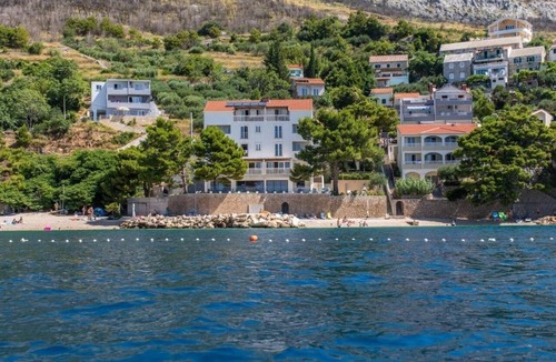 Medici Apartment | Two bedroom apartment with a swimming pool by the beach Medići, Omiš (A-25214-e)