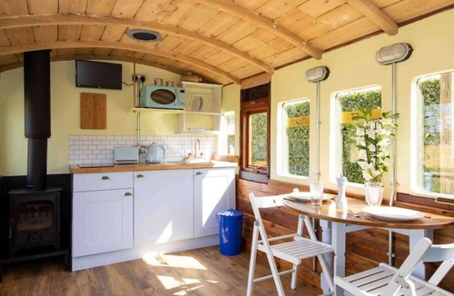 Birdham House | Unique & Comfy Remodelled Railway Carriage